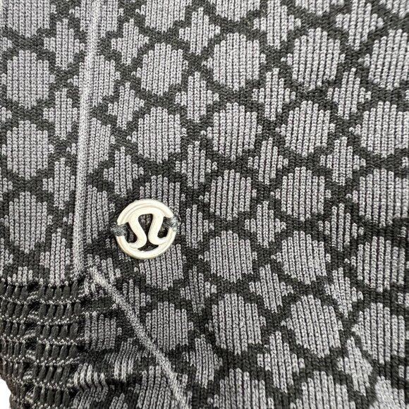 Lululemon In The Flow Crop II Black Gray Diamond Patterned Yoga Pants Size 10 - Picture 4 of 9